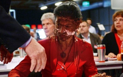 У Німеччині обличчя депутата-прихильниці Путіна "нагодували" тортом