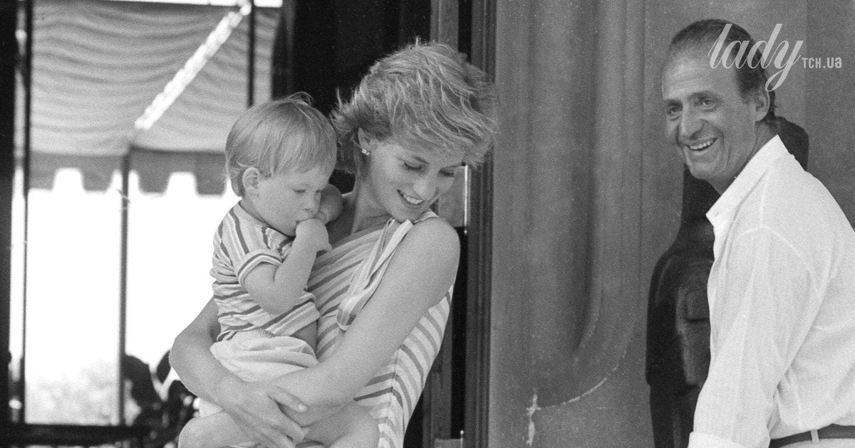 Принцесса Диана с сыновьями Гарри и Уильямом на Майорке, 1986 год, а рядом король Хуан Карлос I