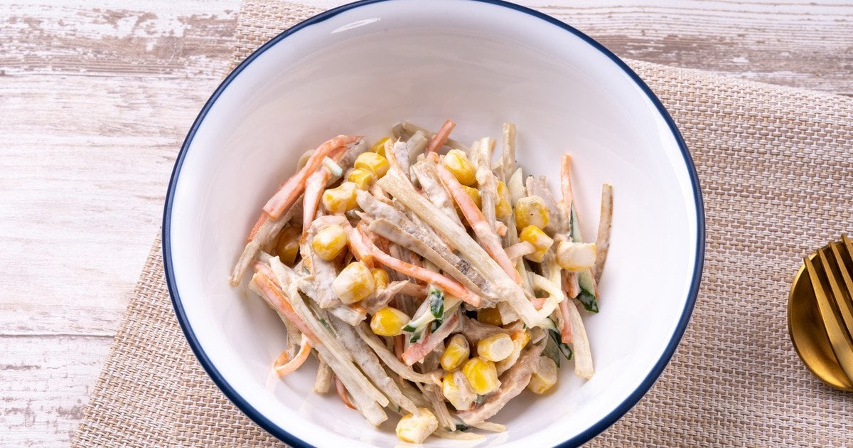 Салат із куркою, корейською морквою, кукурудзою та грибами