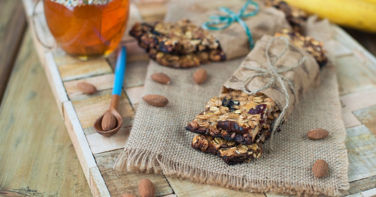 Батончики з вівсяних пластівців, горіхів, фініків, банана та сухофруктів