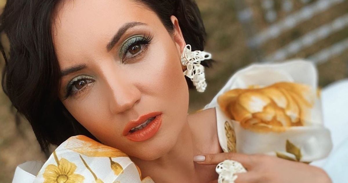 Оля Цибульская в кожаном корсете и коротких шортах похвасталась стройными ногами