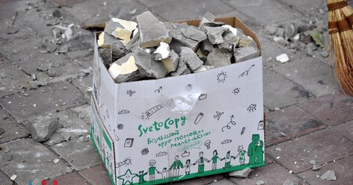 В Донецке уничтожают символику Украины / © dan-news.info