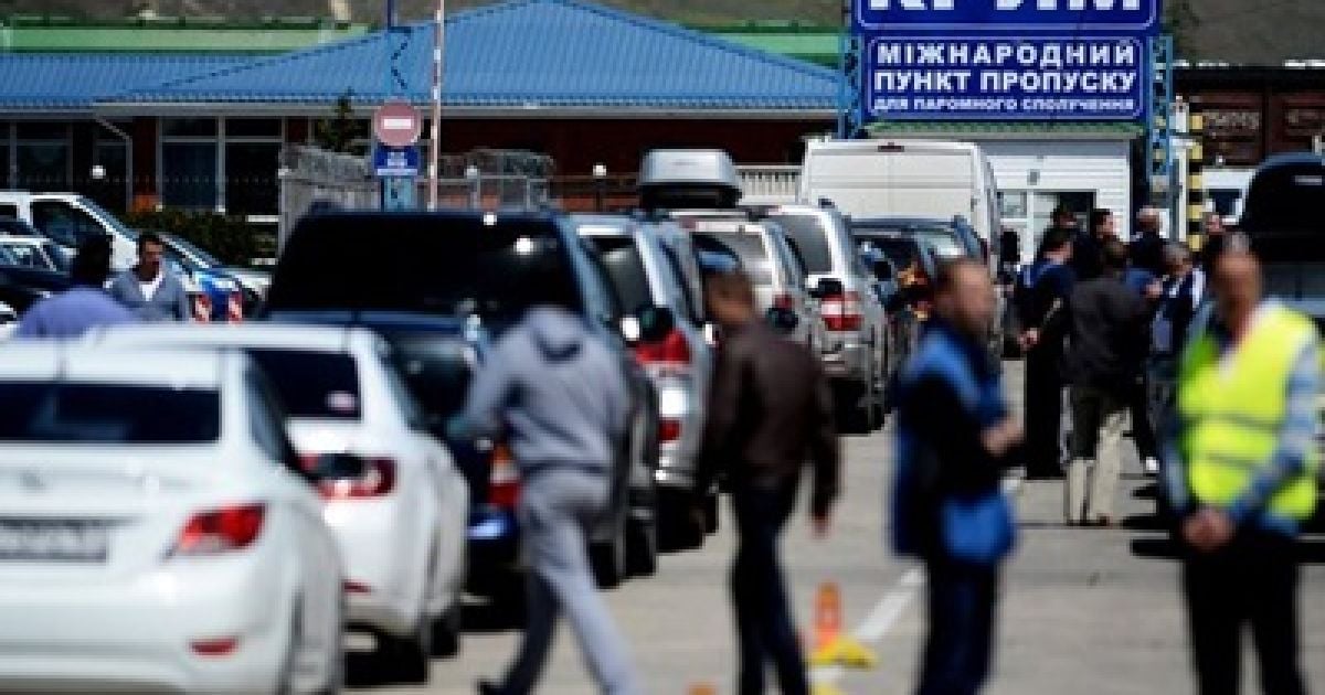 Нардеп розповів, чому перекрили рух до Криму