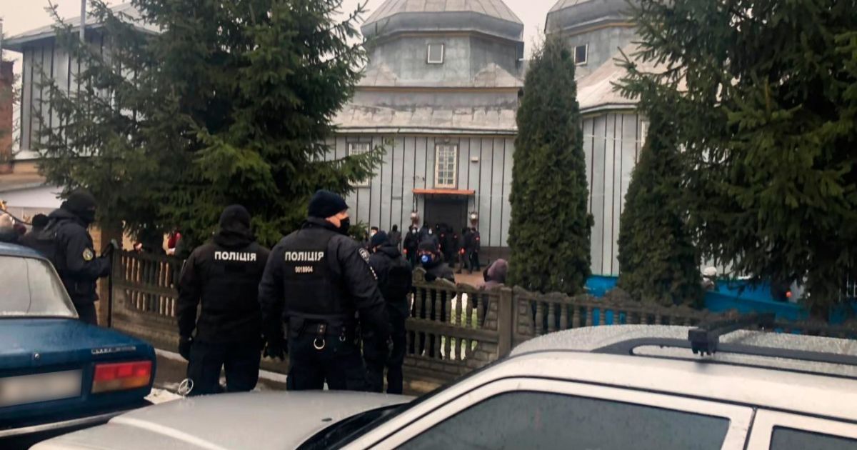 конфлікт у церкві 12 грудня_1 / © Главное управление Национальной полиции в Черновицкой области
