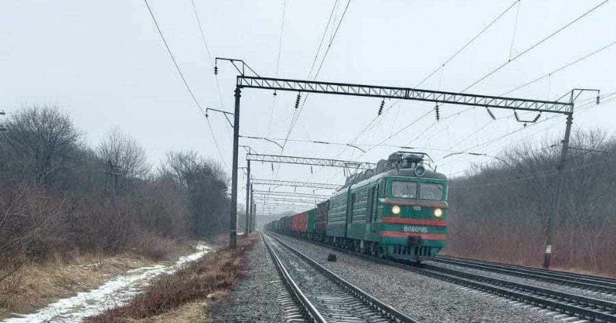 Стоял на колеи и попал в реанимацию: во Львовской области поезд сбил 28-летнего мужчину