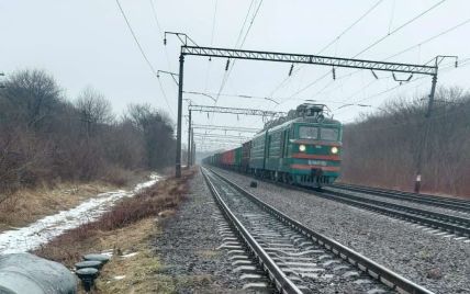 Стояв на колії і потрапив до реанімації: у Львівській області поїзд збив 28-річного чоловіка