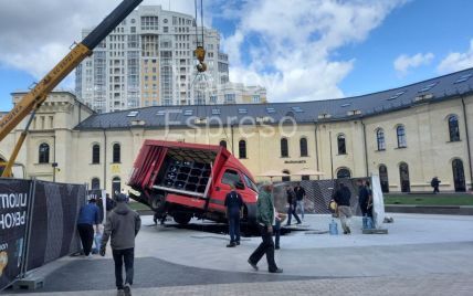 Ушел под землю на отремонтированной Арсенальной площади в Киеве: в Сети выложили видео момента провала грузовика