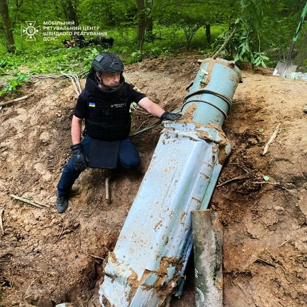 Боевая часть ракеты Х-69, найденная под Киевом в Голосеевском лесу в мае 2025 года