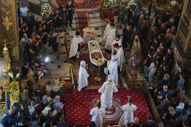 8 августа 2026. В Владимирском соборе в Киеве простились с Алексеем Юковым — основателем поискового отряда «Плацдарм», который более 25 лет занимался поиском и возвращением тел погибших на войне. / © Associated Press