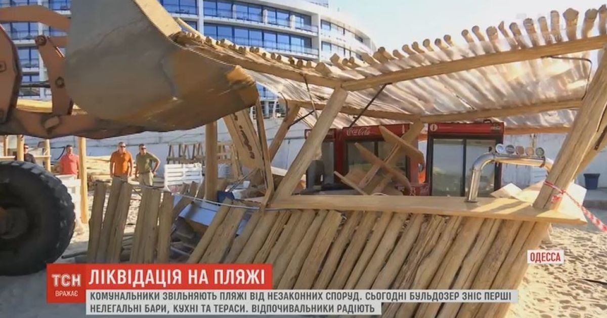 В Одесі масово почали розчищати пляжі від самовільних забудов і засилля шезлонгів