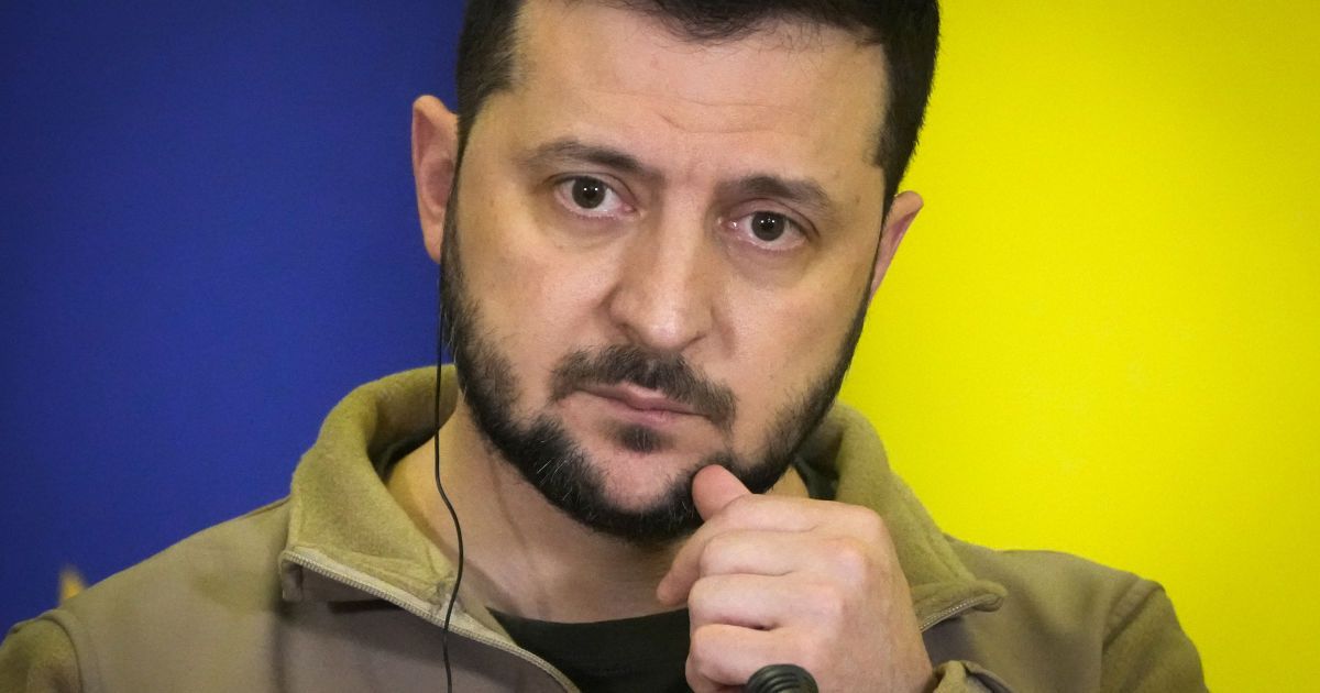 "В Маріуполі оточення, окупанти стріляють з усього, з чого можуть": Зеленський про один із найскладніших днів на фронті