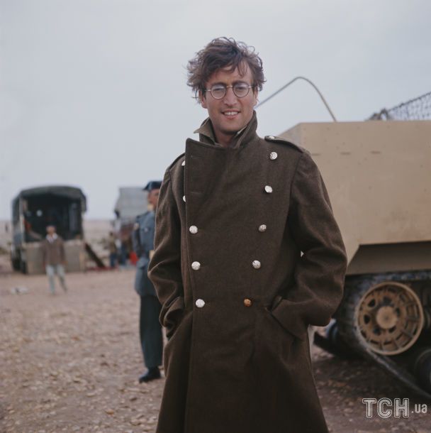 Джон Леннон у шинелі / © Getty Images