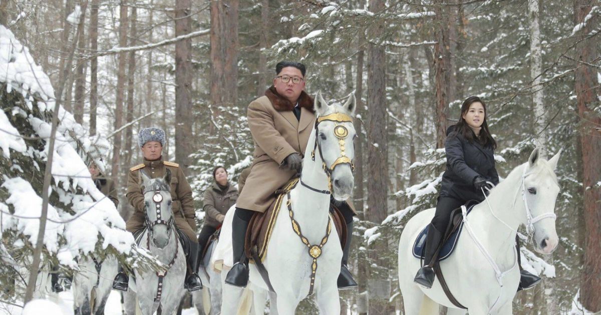 В КНДР опубликовали фото Ким Чен Ына верхом на белом коне. Эксперты увидели в этом угрозу