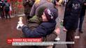 В восьми городах Украины солдаты-срочники дарили прохожим елки