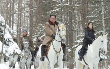 У КНДР опублікували фото Кім Чен Ина верхи на білому коні. Експерти побачили у цьому погрозу