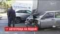На Подоле водитель зацепил несколько легковых авто и вылетел на тротуар
