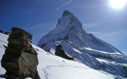 В швейцарских Альпах лавина накрыла четырех лыжников, есть погибший