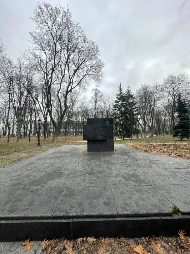 Это все, что осталось от советского постамента / Фото: КГГА