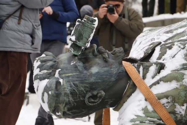 В Киеве демонтировали памятник Щорсу