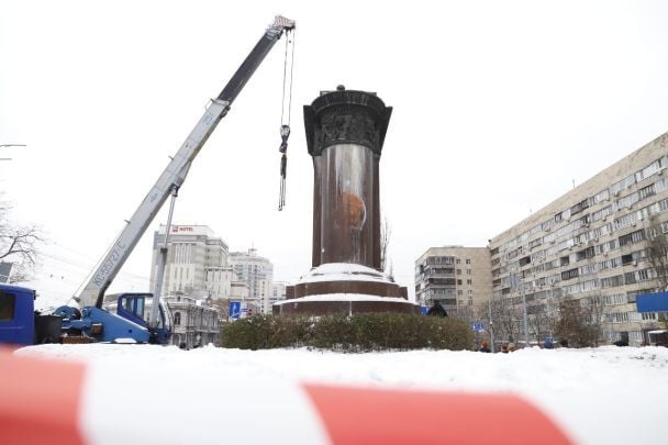 В Киеве демонтировали памятник Щорсу