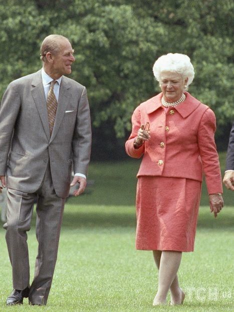 Президент Джордж Буш і місіс Барбара Буш супроводжують королеву Єлизавету II і її чоловіка принца Філіпа по південній галявині Білого дому. Буші влаштували приватний обід для королеви, яка прибула у вівторок, 14 травня 1991 року / © Associated Press