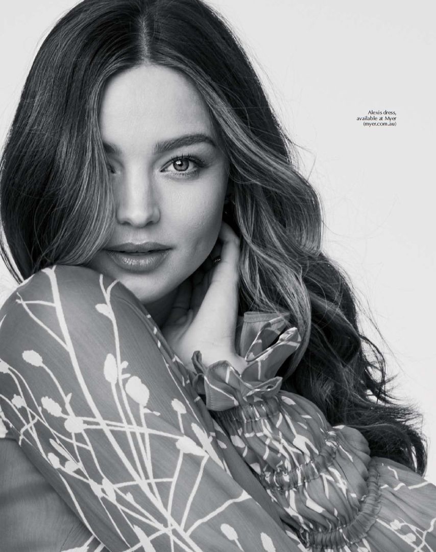 Брюнетка қос енуін онлайн көріңіз