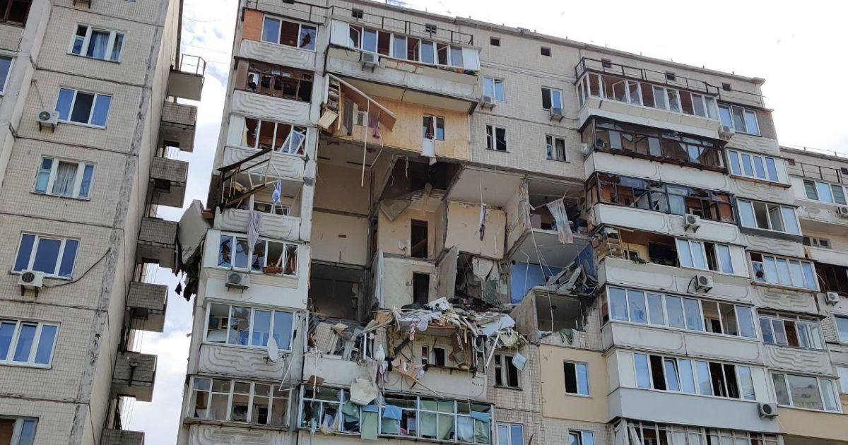 "Замість кімнати залишилася суцільна діра": мешканка будинку у Києві, де пролунав вибух, розповіла про порятунок сусідом