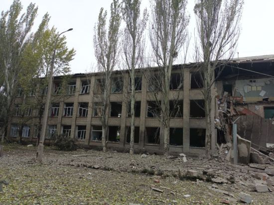 На Донеччині росіяни влучили у будівлю школи, де було облаштоване сховище для цивільних