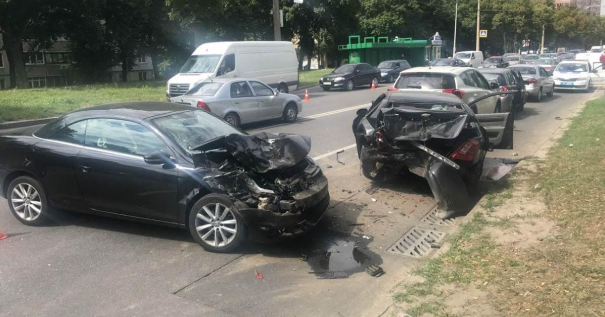 В Харькове столкнулись сразу пять авто - есть пострадавшие