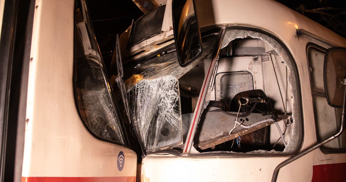 У Києві лоб у лоб зіткнулись трамваї, трьох пасажирів госпіталізували