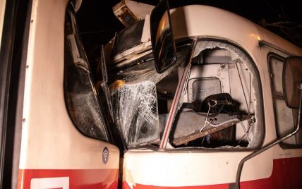 В Киеве лоб в лоб столкнулись трамваи, трех пассажиров госпитализировали