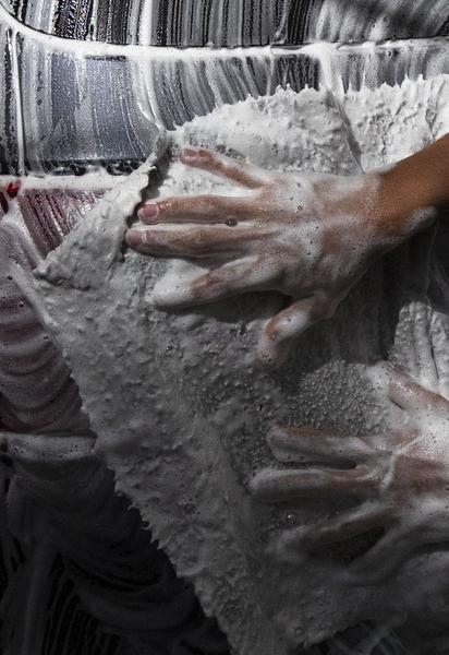 Теперь только руками: в России массово закрываются автомойки