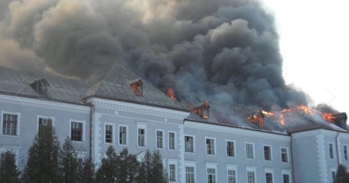 На Львівщині більше 5 годин гасять пожежу у будівлі колишнього колегіуму єзуїтів