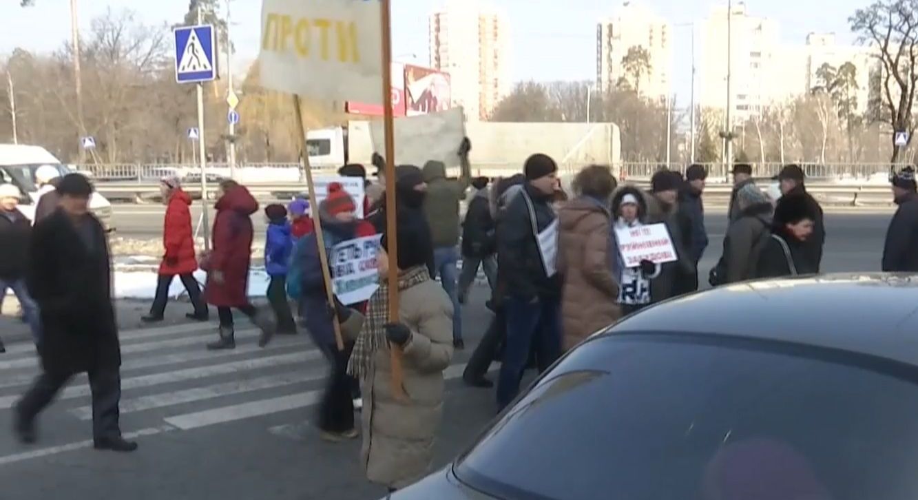 Жители Святошинского района столицы перекрыли трассу из-за скандала с застройщиками