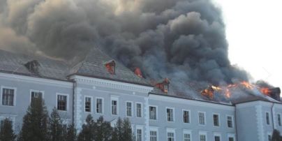 На Львовщине более 5 часов тушат пожар в здании бывшего коллегиума иезуитов