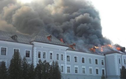 На Львовщине более 5 часов тушат пожар в здании бывшего коллегиума иезуитов