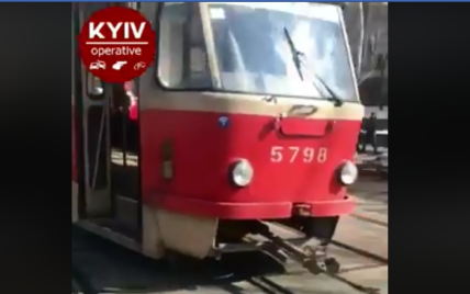 В Киеве с рельсов сошел трамвай