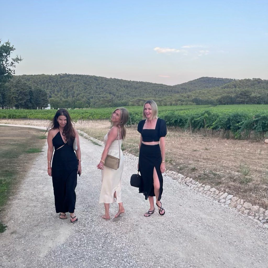 Дженнифер Энистон с друзьями / © instagram.com/jenniferaniston