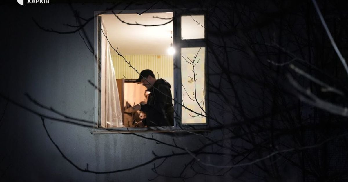 Містяни прибирають наслідки ударів по Харкову