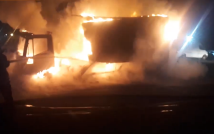 У Києві біля супермаркету згоріла вантажівка, вогонь перекинувся на інші автівки: відео