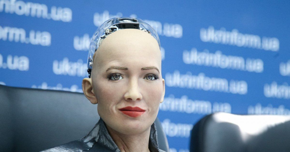 Поради українцям та поцілунок Сенічкіна. Як робот Софія в ефірі "1+1" заговорила українською