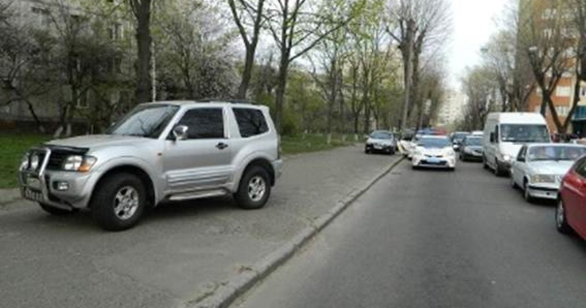 В Киеве пьяный водитель внедорожника совершил наезд на полицейского