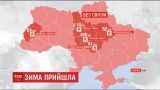 Зима прийшла вночі: через негоду півтисячі населених пунктів України залишилися без світла