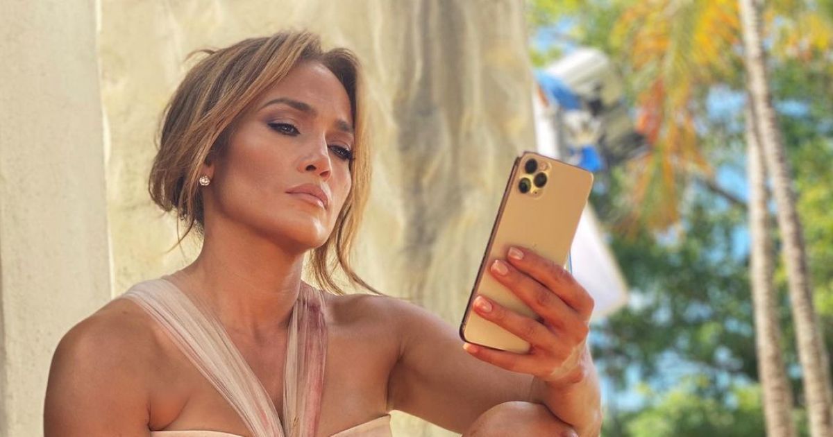 Дженнифер Лопес в чулках и рваном свадебном платье расслабилась в Доминикане