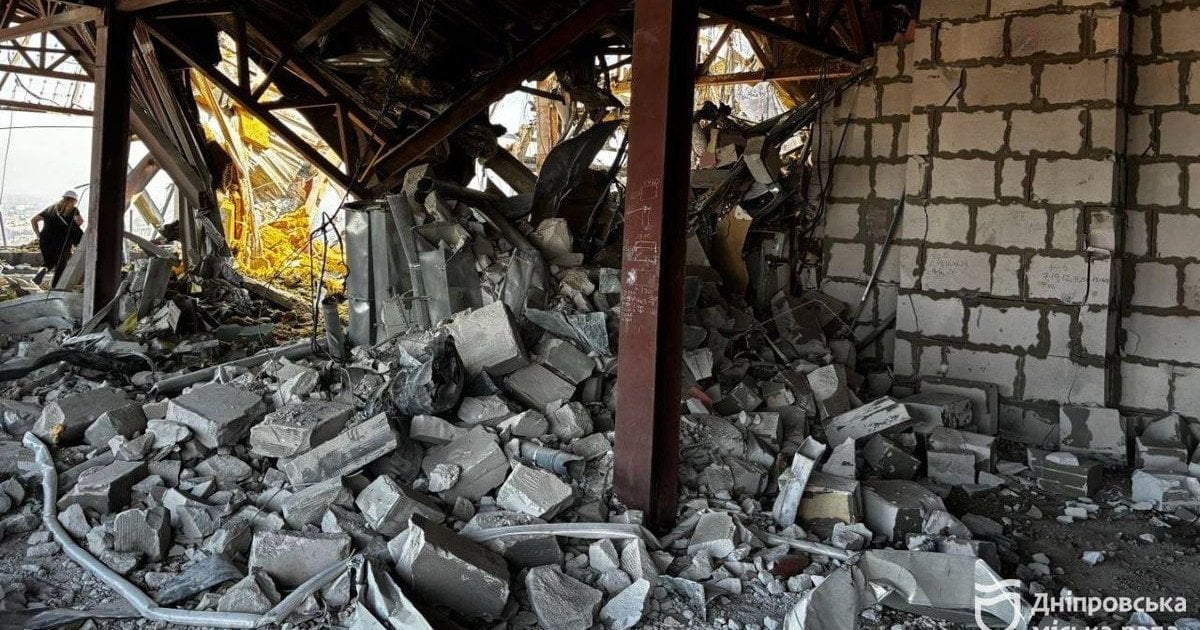 Разрушенная российским ударом многоэтажка в Днепре