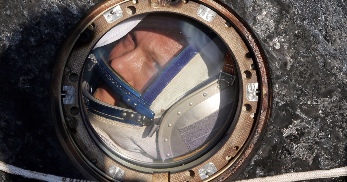 космонавт Олег Артем'єв після повернення з МКС