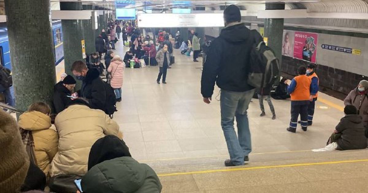 Мешканці Києва спускаються у метро на ночівлю цілими сім'ями