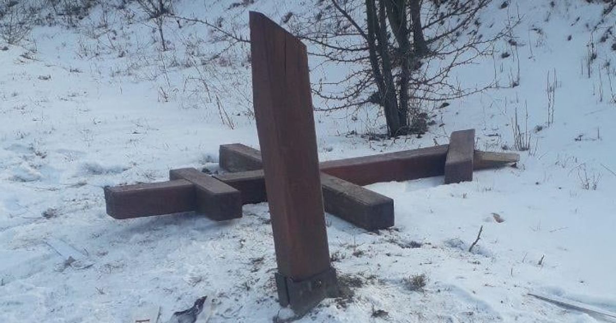 Під Києвом двоє молодків зламали пам'ятний  хрест заради розваги