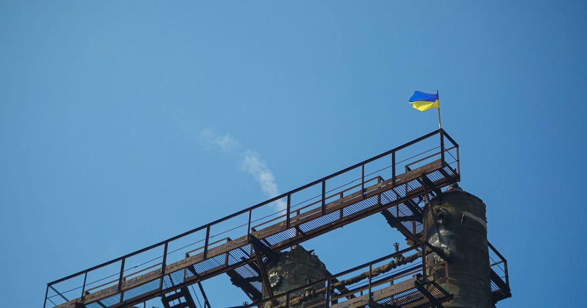 У Маріуполі у День єднання над меткомбінатами "Метінвеста" підняли прапори України