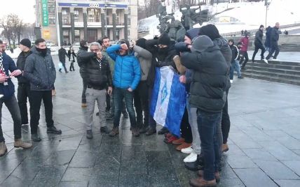 Турецкие фанаты потоптались по флагу "Динамо" в центре Киева